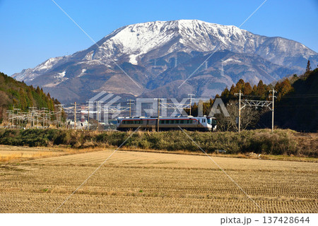 快晴の空の下雪が残る伊吹山を背景に走るJR東海特急ひだ 137428644