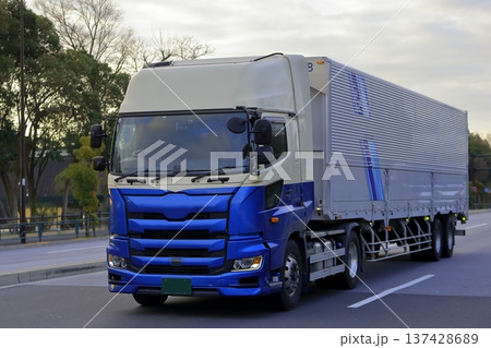 物流トラック　イメージ 137428689