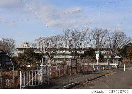 学校の建物の見える風景 137428702