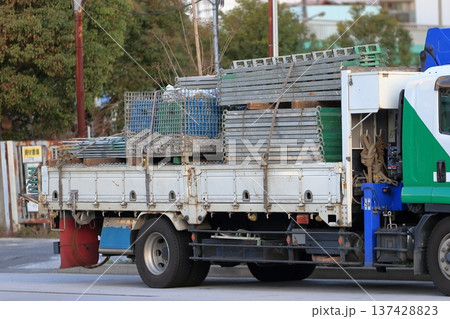 仮設材を運搬中のトラック　イメージ 137428823
