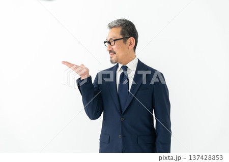 ビジネス　男性 137428853
