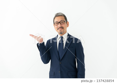 ビジネス　男性 137428854