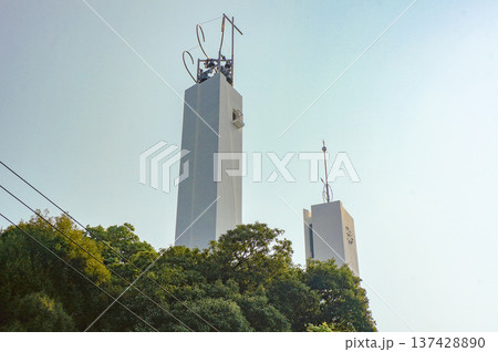 青空の下の現代的な時計塔 137428890