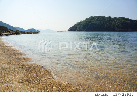 島々が見える穏やかな海岸風景 137428910