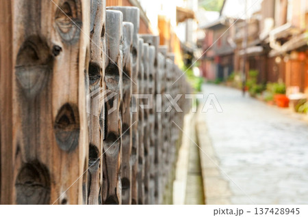 木製の彫刻が施された伝統的な日本の柵 137428945