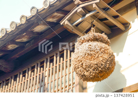 杉玉と瓦屋根が映える伝統的な日本建築 137428951