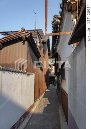 古き良き日本の狭い路地 137428954