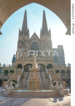 美しいゴシック様式の教会と噴水 137428965