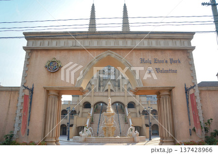 荘厳な教会のエントランスと噴水 137428966