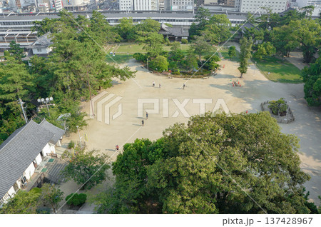 福山城公園の広場と日本庭園の風景 137428967