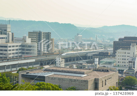 福山駅を駆け抜ける新幹線と都市風景 137428969