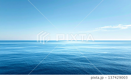 どこまでも続く美しいブルーの海と晴天の空：コピースペースの広いシネマティックな水平線の風景 137429003