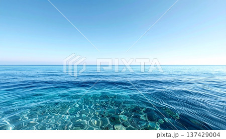 どこまでも続く美しいブルーの海と晴天の空：コピースペースの広いシネマティックな水平線の風景 137429004