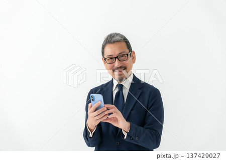 ビジネス 男性 スマートフォン スマホ ビジネス 男性 スマートフォン スマホ 137429027