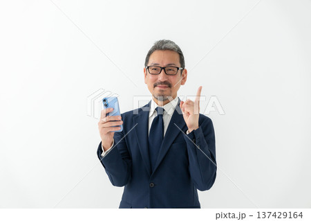 ビジネス 男性 スマートフォン スマホ ビジネス 男性 スマートフォン スマホ 137429164