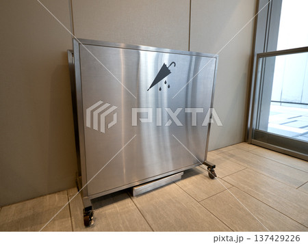 エントランスに設置された傘のしずく取り器 エントランスに設置された傘のしずく取り器 137429226