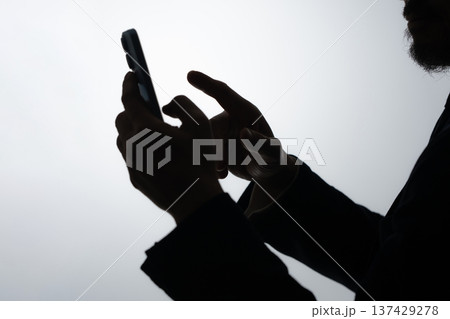 ビジネス 男性 スマートフォン スマホ ビジネス 男性 スマートフォン スマホ 137429278