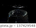 黒背景に浮かび上がる水滴の衝突 137429548