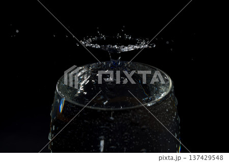 黒背景に浮かび上がる水滴の衝突 黒背景に浮かび上がる水滴の衝突 137429548