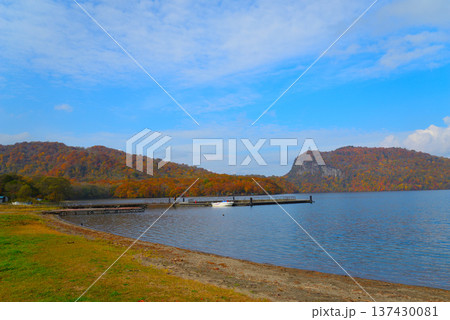 晩秋の十和田湖(青森県十和田市) 晩秋の十和田湖(青森県十和田市) 137430081