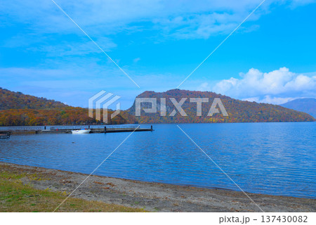 晩秋の十和田湖(青森県十和田市) 晩秋の十和田湖(青森県十和田市) 137430082