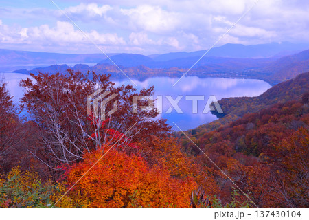 発荷峠展望台から見た晩秋の十和田湖（青森県十和田市） 137430104