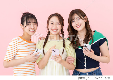 スマホを持つ若い女性たち スマホを持つ若い女性たち 137430386