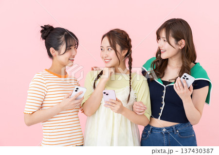 スマホを持つ若い女性たち スマホを持つ若い女性たち 137430387
