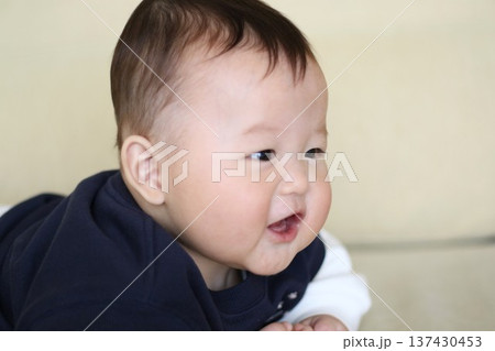 ソファーで寝転がる赤ちゃん ソファーで寝転がる赤ちゃん 137430453