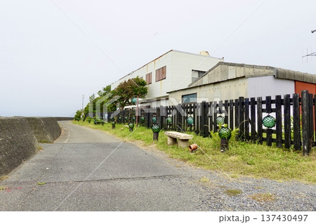 伊勢志摩　ビン玉ロード　海岸沿いの遊歩道にビン玉が並ぶ風景　三重県志摩市浜島町 137430497