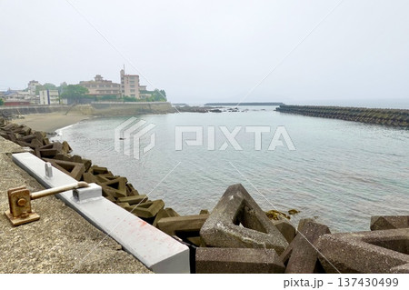 伊勢志摩　ビン玉ロード　ビン玉が並ぶ遊歩道から見た海の風景　三重県志摩市浜島町 137430499