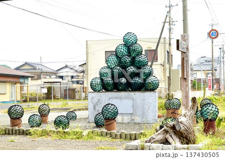 伊勢志摩　ビン玉ロード　絆の灯モニュメントが見える風景　三重県志摩市浜島町 137430505
