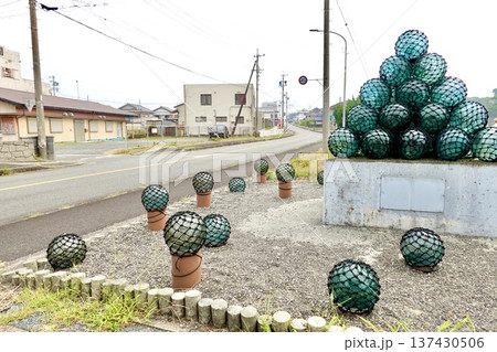 伊勢志摩 ビン玉ロード 絆の灯モニュメントが見える風景 三重県志摩市浜島町 伊勢志摩 ビン玉ロード 絆の灯モニュメントが見える風景 三重県志摩市浜島町 137430506