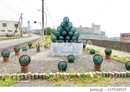 伊勢志摩　ビン玉ロード　絆の灯モニュメントが見える風景　三重県志摩市浜島町 137430507