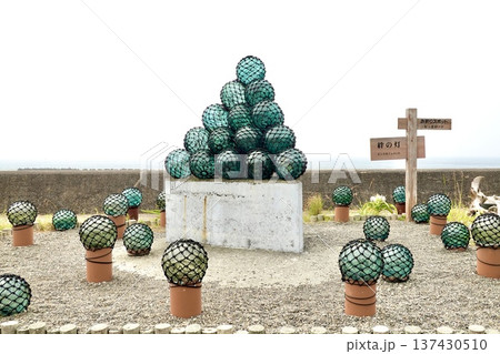 伊勢志摩　ビン玉ロード　絆の灯モニュメントが見える風景　三重県志摩市浜島町 137430510