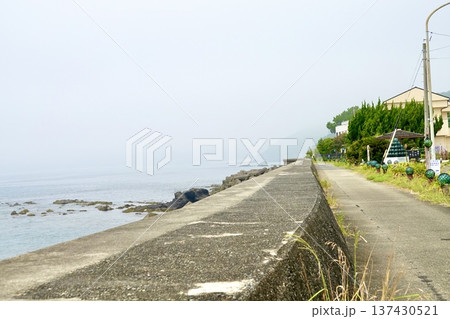 伊勢志摩 ビン玉ロード 海岸沿いの遊歩道にビン玉が並ぶ風景 三重県志摩市浜島町 伊勢志摩 ビン玉ロード 海岸沿いの遊歩道にビン玉が並ぶ風景 三重県志摩市浜島町 137430521
