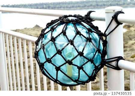 伊勢志摩 ビン玉ロード 海岸沿いの手すりにビン玉がある風景 三重県志摩市浜島町 伊勢志摩 ビン玉ロード 海岸沿いの手すりにビン玉がある風景 三重県志摩市浜島町 137430535
