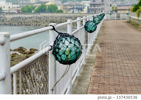 伊勢志摩　ビン玉ロード　海岸沿いの手すりにビン玉が並ぶ風景　三重県志摩市浜島町 137430536