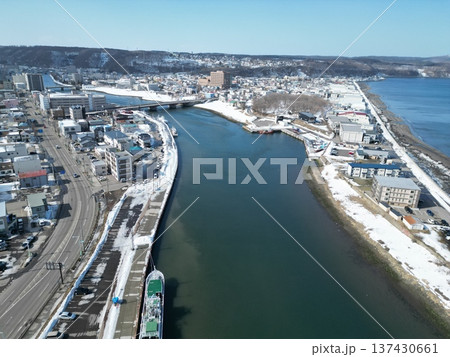 網走市の道の駅「流氷街道網走」付近の港湾の空撮 137430661