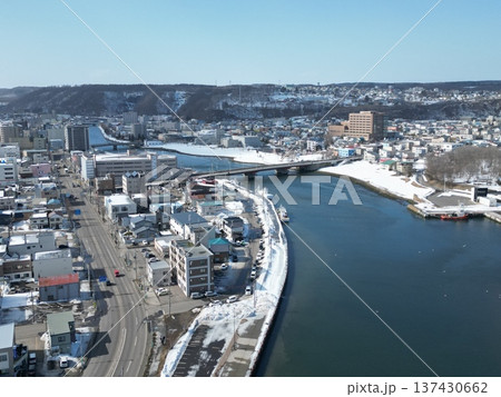 網走市の道の駅「流氷街道網走」付近の街並みの空撮 網走市の道の駅「流氷街道網走」付近の街並みの空撮 137430662