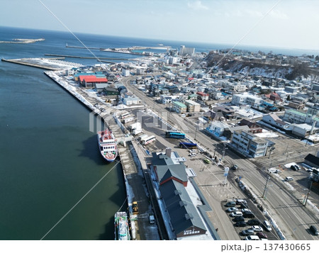 網走市の道の駅「流氷街道網走」の港湾風景の空撮 網走市の道の駅「流氷街道網走」の港湾風景の空撮 137430665