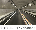 高速道路トンネル内部の道路風景（中央構図） 137430671
