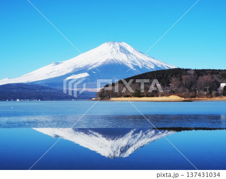山梨県 山中湖から見た逆さ富士 2月 山梨県 山中湖から見た逆さ富士 2月 137431034