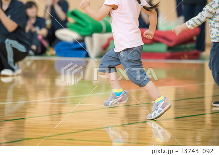 【保育園の運動会 障害物競走】 【保育園の運動会 障害物競走】 137431092