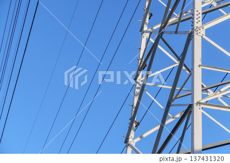 青空に映える送電鉄塔の幾何学的な鉄骨構造 青空に映える送電鉄塔の幾何学的な鉄骨構造 137431320