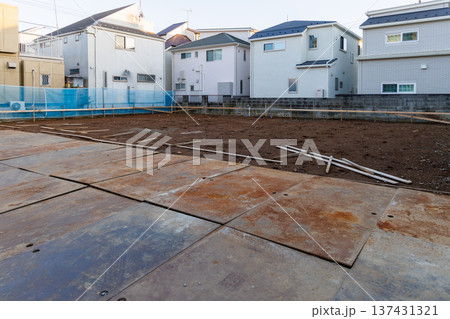 日本の住宅街にある新築工事予定の更地 137431321