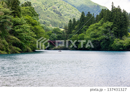 エメラルドグリーンに輝く四万湖の自然豊かな山間の景色 137431327