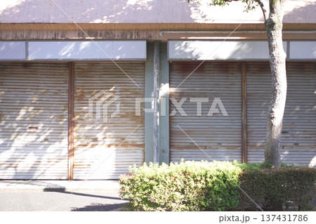 シャッターの下りた閉店した店舗 シャッターの下りた閉店した店舗 137431786
