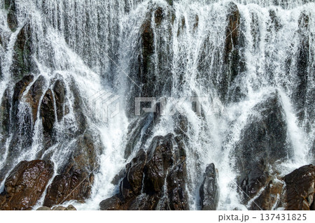 小さな滝 137431825