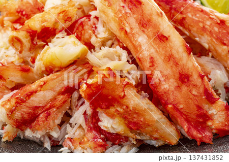 茹でタラバガニの剥き身盛り付け 鮮やかな赤色 北海道産 高級海鮮の豪華な盛り付け 137431852